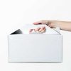 A caixa com asa para take away é automontável, em cartão fino branco ou castanho, 100% reciclável