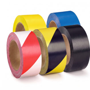Fita de marcação de solo com suporte em vinil revestida com adesivo à base de resina de borracha para grande aderência inicial. Disponível em várias cores.