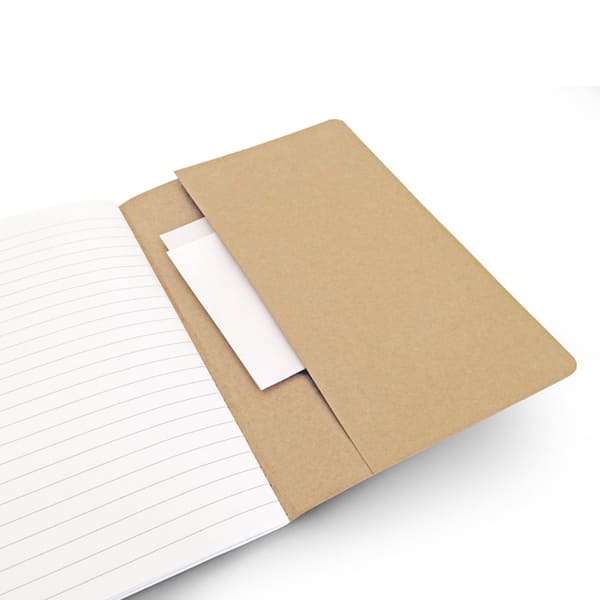 Bloco de notas A5 com 80 páginas pautadas de papel reciclado e capa em cartão com bolso interior