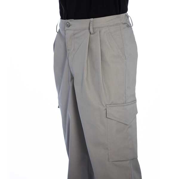 As calças multibolsos têm quatro bolsos laterais, dois deles abertos e dois com fole e fecho em velcro.