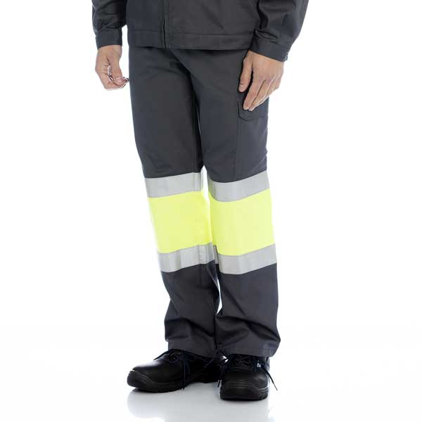 As calças em sarja alta visibilidade com tiras refletoras compostas por algodão e poliéster garantem segurança durante o trabalho, especialmente quando as condições externas afetam a visibilidade.