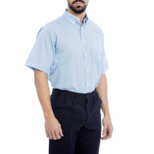 As camisas de manga curta para homem com corte moderno estão disponíveis em branco, preto, cinza e azul-claro. Estas camisas têm bolso de chapa de cantos cortados no peito.