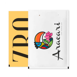 Dois envelopes, um branco e um kraft, ambos personalizados.