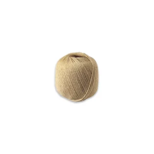 Novelo pequeno de fio de sisal em fundo branco.