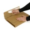 O estojo de cartão com fecho adesivo é indicado para a proteção e transporte de livros ou cadernos.