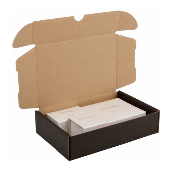 As caixas postal coloridas para encomendas são automontáveis, em cartão fino com kraft exterior, 100% reciclável