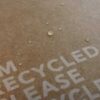 Saco de papel para expedição com gotas de água, mostra resistência à humidade e proteção no envio.