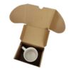 Caixa de cartão automontável aberta, de kraft no exterior, 100% reciclável, com caneca no interior.