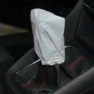 A capa plástica para proteção de alavanca de velocidades é um produto que pode ser utilizado em fábricas de reparação automóvel