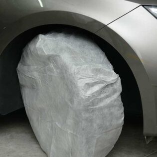 A capa em TNT para proteção de pneus é um produto que pode ser utilizado em fábricas de reparação automóvel para proteger as rodas do veículo.