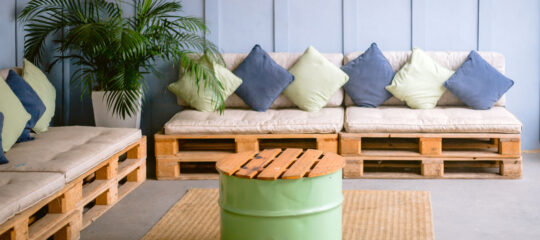 Os sofás de paletes são uma tendência de decoração sustentável, económica e versátil