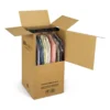 Caixas de cartão com cabide com roupa pendurada no interior, em fundo branco.