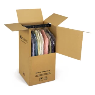 As caixas de cartão com cabide são utilizadas como armário para roupa. É uma solução prática para organizar roupas que têm de ser penduradas