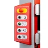 Painel de controle industrial com botões e indicadores de operação em vermelho e branco.