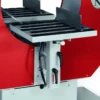 Plataforma metálica com guias laterais e ajuste de altura em máquina industrial vermelha.