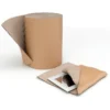 Rolo de cartão canelado de pé e quadro a ser embrulhado em cartão canelado, em fundo branco.