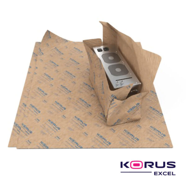 Peça metálica a ser embrulhada por papel korus excel, sobre folhas desse papel.