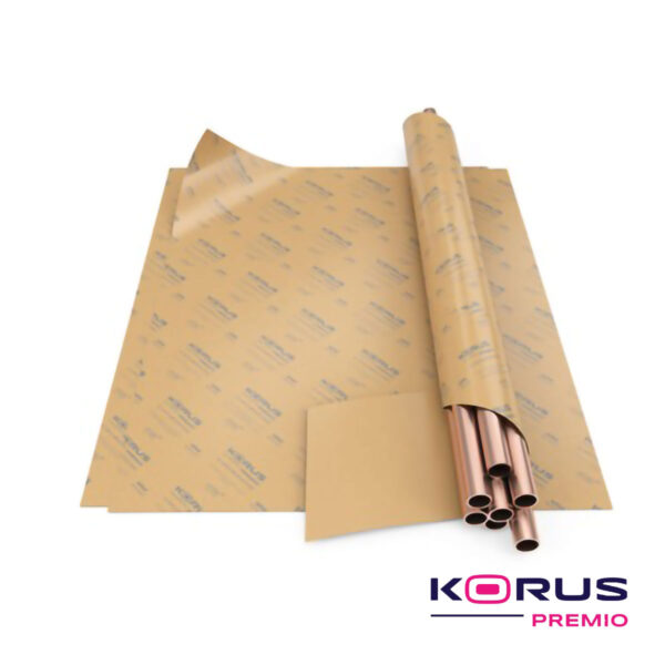 Tubos metálicos a serem embrulhados por papel korus premio, sobre folhas desse papel.