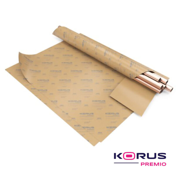 Tubos metálicos embrulhados por papel korus premio, sobre folhas desse papel, visão diagonal.