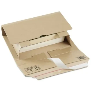 Envelope de cartão com livro parcialmente embalado e fita adesiva para selar.