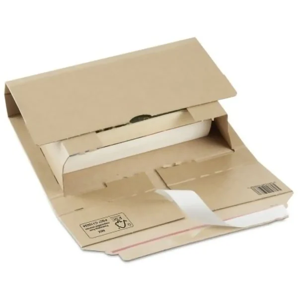 Envelope de cartão com livro parcialmente embalado e fita adesiva para selar.
