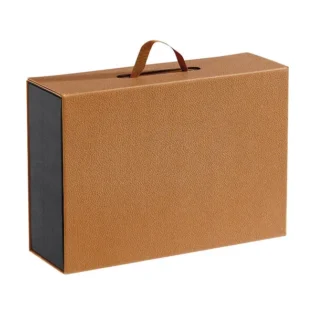 Visão em perspetiva de caixa com pega a imitar couro