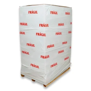 Palete embalada com filme estirável branco e personalizado com "frágil" a vermelho.