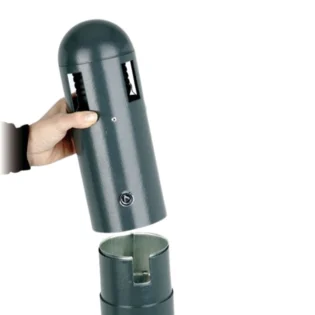 Coluna redonda para beatas para ser fixada ao chão no exterior, visão da abertura do depósito.