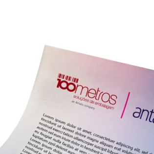 Visão aproximada de Flyers com o logo da 100 metros