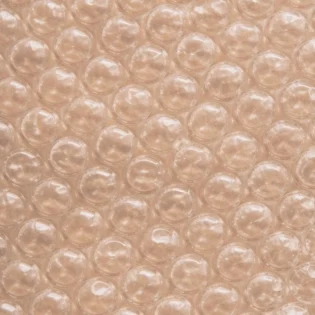 Rolo de plástico bolha com papel kraft detalhado em plano fechado