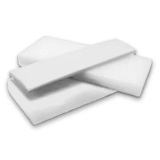 Pilha de placas de espuma brancas de baixa densidade vistas na diagonal e de cima